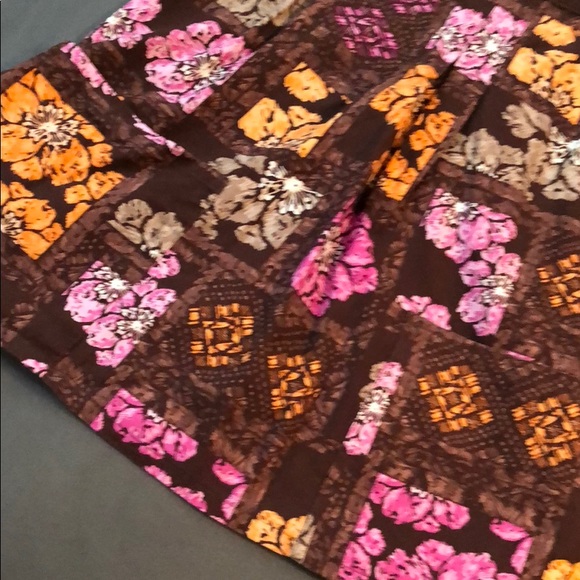 Patterned scrub top - Picture 3 of 3